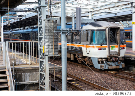 【岐阜駅】到着し連結を待つ特急ひだ5号 98296372