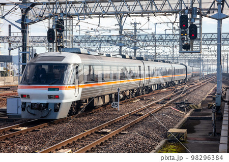 【岐阜駅】10両編成で発車していく特急ひだ5号･25号 98296384