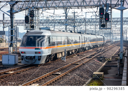 【岐阜駅】10両編成で発車していく特急ひだ5号･25号 98296385