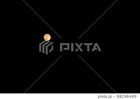 北杜市白州町、昇ったばかりの一月の満月 北杜市白州町、昇ったばかりの一月の満月 98296469