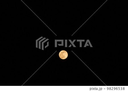 北杜市白州町、昇ったばかりの一月の満月(位置:中央下) 北杜市白州町、昇ったばかりの一月の満月(位置:中央下) 98296538