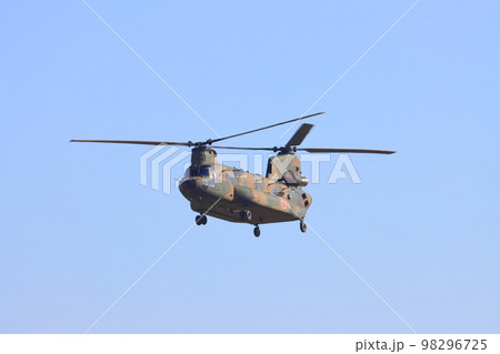 大型輸送ヘリコプター　CH-47J　陸上自衛隊の演習 98296725