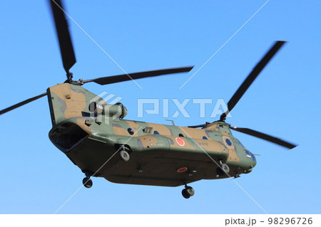 大型輸送ヘリコプター　CH-47J　陸上自衛隊の演習 98296726