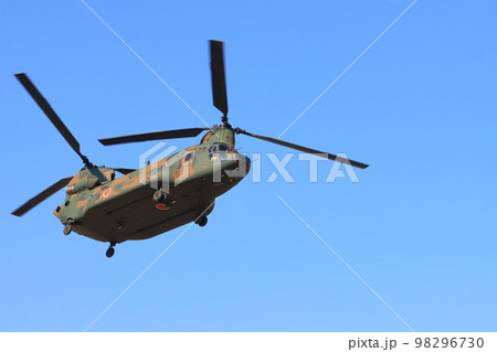 大型輸送ヘリコプター　CH-47J　陸上自衛隊の演習 98296730