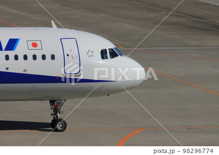 旅客機の機首 コクピット 操縦席 旅客機の機首 コクピット 操縦席 98296774