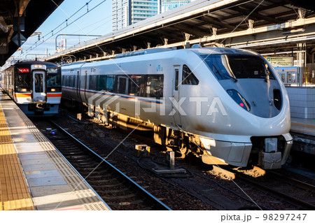 【名古屋駅】発車を待つ特急しらさぎと快速みえ 98297247