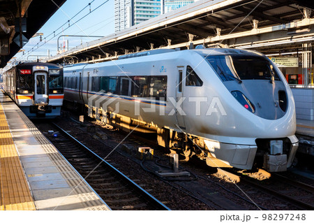 【名古屋駅】発車を待つ特急しらさぎと快速みえ 98297248