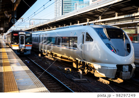 【名古屋駅】発車を待つ特急しらさぎと快速みえ 98297249