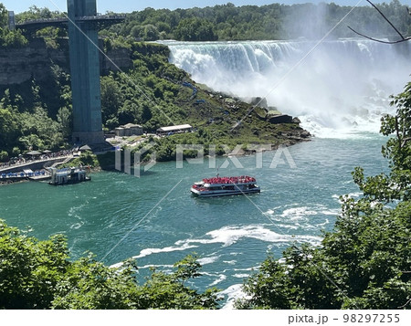 カナダのオンタリオ州とアメリカ合衆国のニューヨーク州とを分ける国境になっているナイアガラの滝 98297255