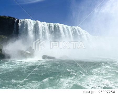 カナダのオンタリオ州とアメリカ合衆国のニューヨーク州とを分ける国境になっているナイアガラの滝 98297258