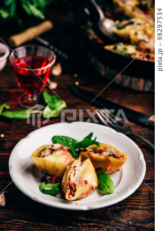 Pasta stuffed with ground beef, spinach and cheese Pasta stuffed with ground beef, spinach and cheese 98297534