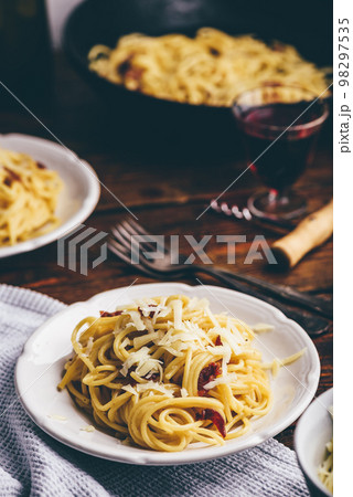 Classic spaghetti carbonara Classic spaghetti carbonara 98297535
