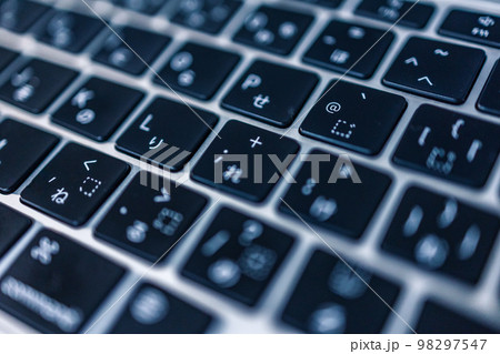ノートパソコンのキーボード 98297547
