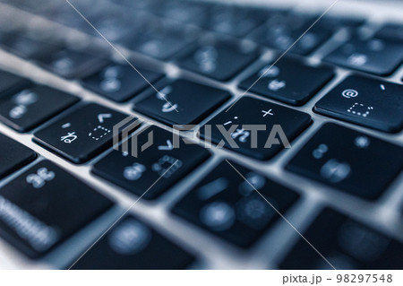 ノートパソコンのキーボード 98297548