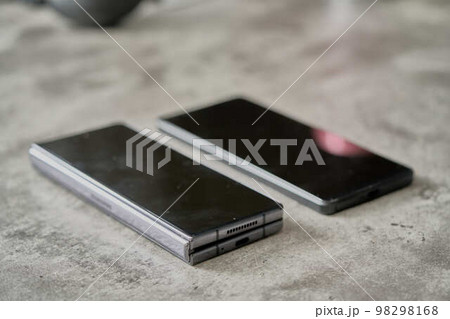 折り畳みのスマートフォン 折り畳みのスマートフォン 98298168