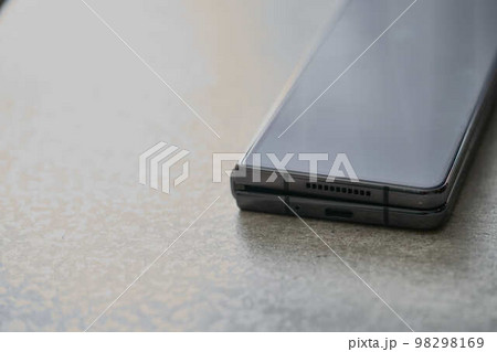 折り畳みのスマートフォン 折り畳みのスマートフォン 98298169