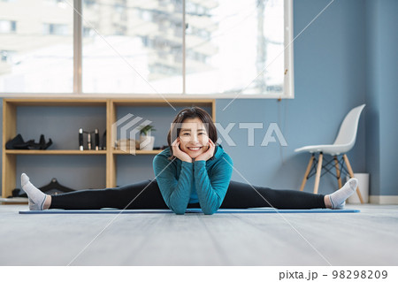 ストレッチで180度開脚をする体が柔らかい女性 ストレッチで180度開脚をする体が柔らかい女性 98298209