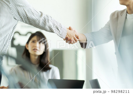 握手をするビジネスマン 98298211