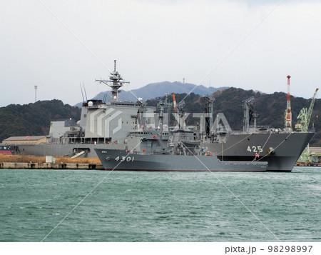 北吸係留所に停泊中の海上自衛隊補給艦「ましゅう」　京都府舞鶴市余部下 98298997