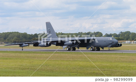 アメリカ空軍B-52H爆撃機タキシング 98299099