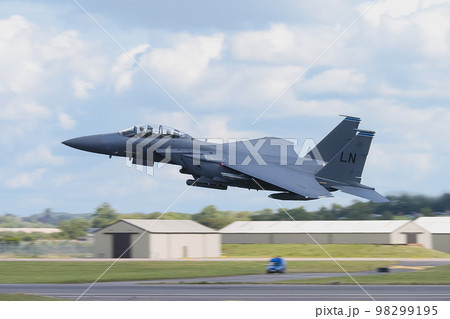 在欧アメリカ空軍F-15Eストライクイーグル離陸 98299195