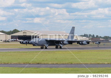 アメリカ空軍B-52H爆撃機離陸 アメリカ空軍B-52H爆撃機離陸 98299246