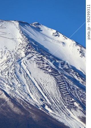 冬の富士山登山 吉田口 98299311