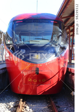 富士山ビュー特急 8500系電車（河口湖駅） 98299312