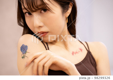 タトゥーをした女性 タトゥーをした女性 98299326