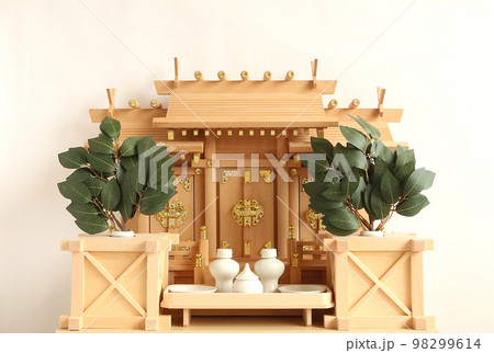 神社の御札がおさめられた神棚 屋根違い三社2 神社の御札がおさめられた神棚 屋根違い三社2 98299614