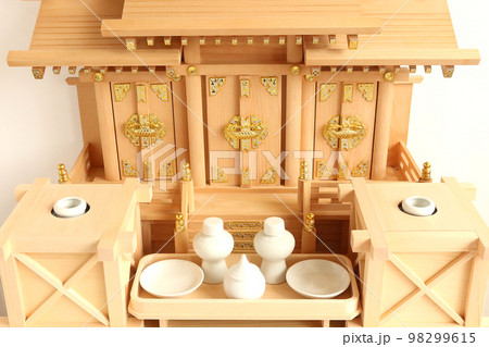 神社の御札がおさめられた神棚 屋根違い三社3 神社の御札がおさめられた神棚 屋根違い三社3 98299615