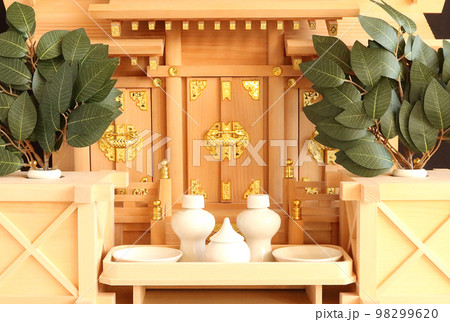 神社の御札がおさめられた神棚 屋根違い三社8 98299620