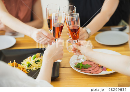 女子会　パーティ　飲み会 98299635