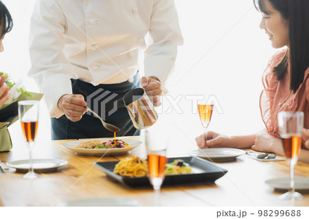 女子会　パーティ　飲み会 98299688