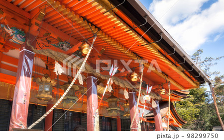 京都 八坂神社の本殿の正月風景 98299750