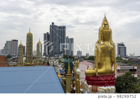 タイの仏像とバンコクの景色 98299752