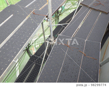 サンドブラスト工事の砂が作業用足場に積もった様子 98299774