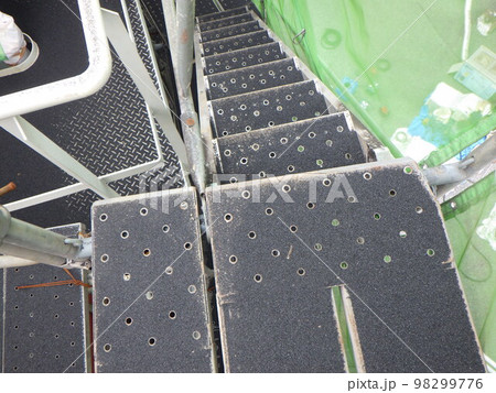 サンドブラスト工事の砂が作業用足場に積もった様子 サンドブラスト工事の砂が作業用足場に積もった様子 98299776