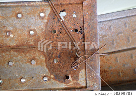 足場板が錆びて腐食している様子 98299783