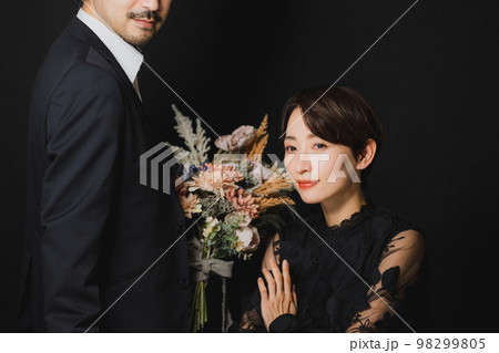 乾杯するミドルカップル 98299805