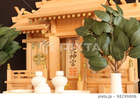 神社の御札がおさめられた神棚 屋根違い三社14 神社の御札がおさめられた神棚 屋根違い三社14 98299806