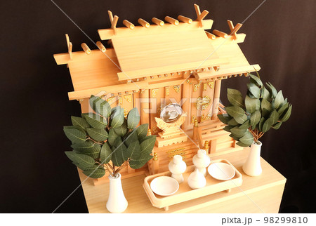 神社の御札がおさめられた神棚 屋根違い三社16 神社の御札がおさめられた神棚 屋根違い三社16 98299810
