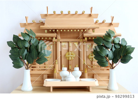 神社の御札がおさめられた神棚 屋根違い三社17 98299813