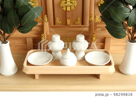 神社の御札がおさめられた神棚 屋根違い三社18 98299816