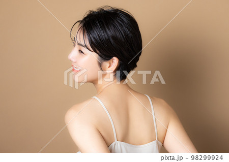 ショートヘアの女性　 98299924