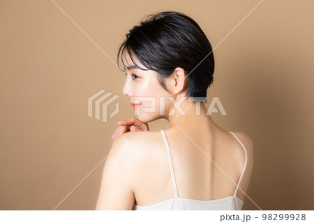 ショートヘアの女性　 98299928