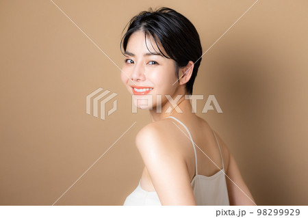 ショートヘアの女性　 98299929