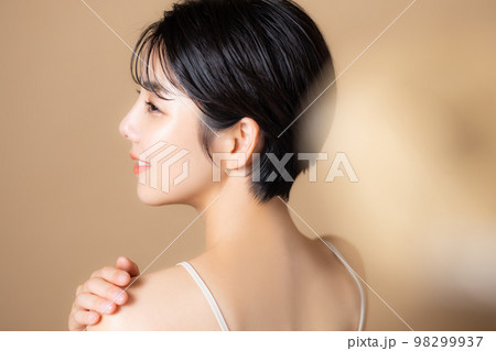 ショートヘアの女性　 98299937
