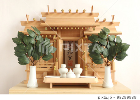神社の御札がおさめられた神棚 屋根違い三社21 98299939