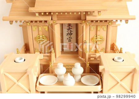 神社の御札がおさめられた神棚 屋根違い三社22 神社の御札がおさめられた神棚 屋根違い三社22 98299940